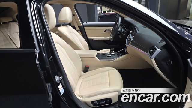 BMW 3-Series 320i Luxury