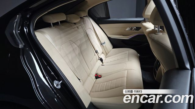 BMW 3-Series 320i Luxury