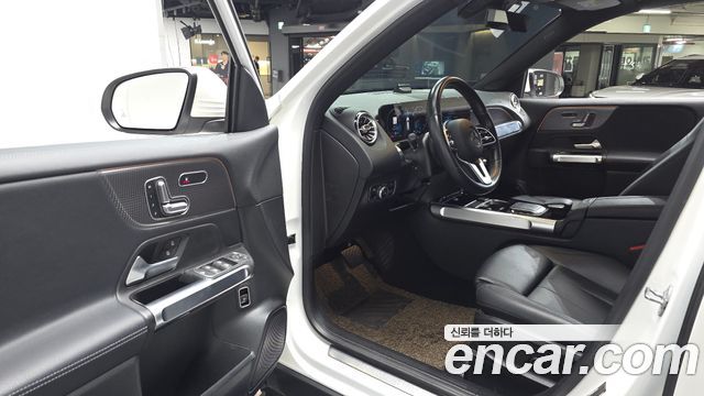Mercedes-Benz GLB-Class GLB220