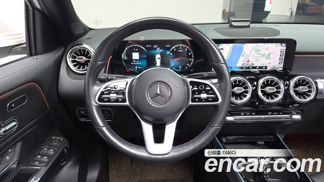 Mercedes-Benz GLB-Class GLB220