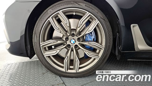 BMW 7-Series M760Li xDrive