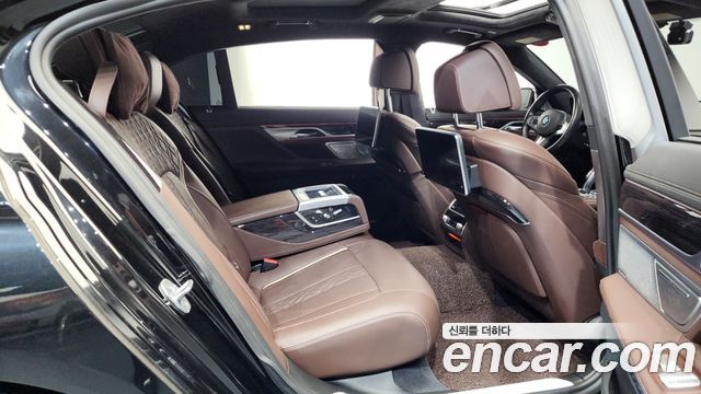 BMW 7-Series M760Li xDrive