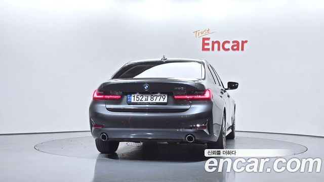 BMW 3-Series 320i Luxury