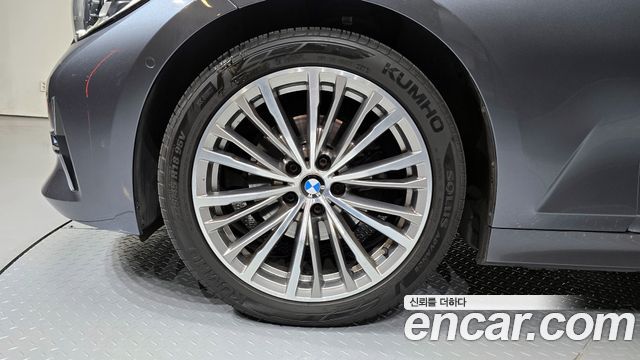 BMW 3-Series 320i Luxury