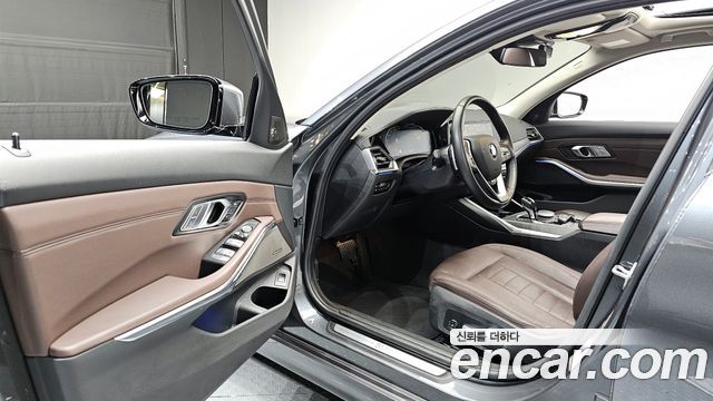 BMW 3-Series 320i Luxury