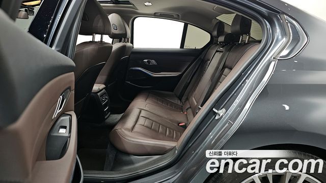BMW 3-Series 320i Luxury