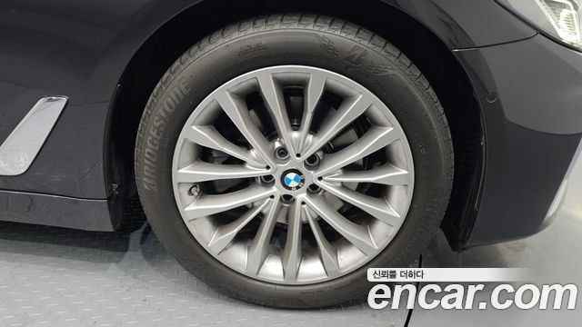 BMW 5-Series 520i Luxury