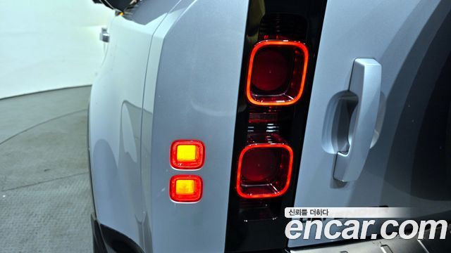 Land Rover Defender 110 P300 X-Dynamic SE
