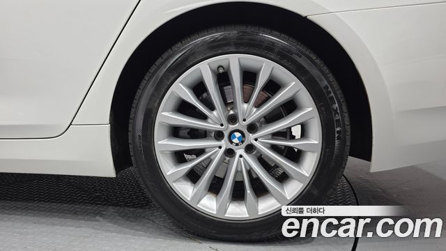 BMW 5-Series 520i Luxury