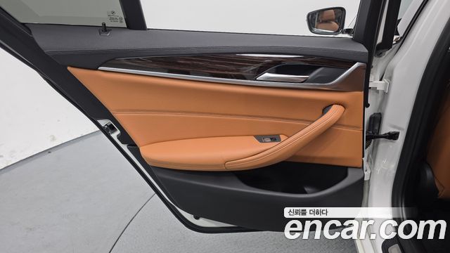 BMW 5-Series 520i Luxury