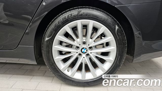 BMW 5-Series 520i Luxury