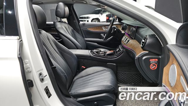 Mercedes-Benz E-Class E300 4MATIC Exclusive