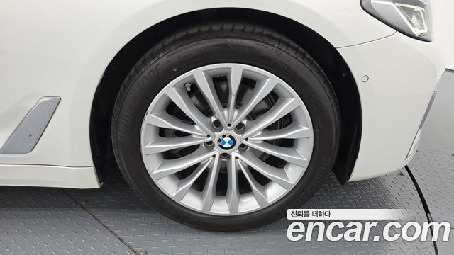 BMW 5-Series 520i Luxury