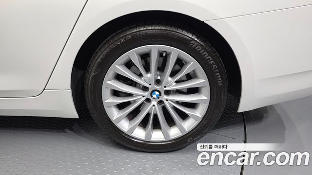 BMW 5-Series 520i Luxury
