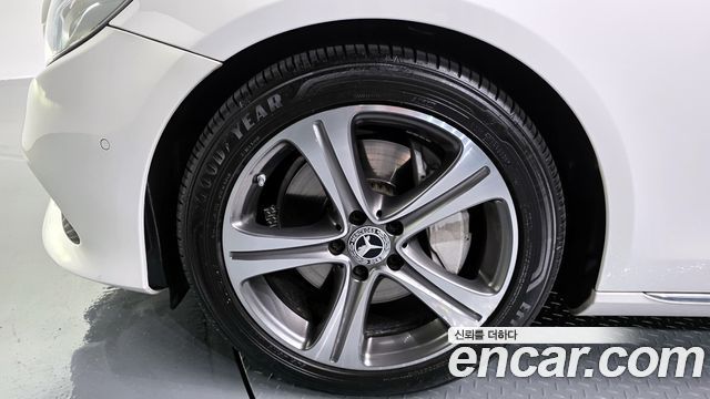 Mercedes-Benz E-Class E300 4MATIC Avnatgarde