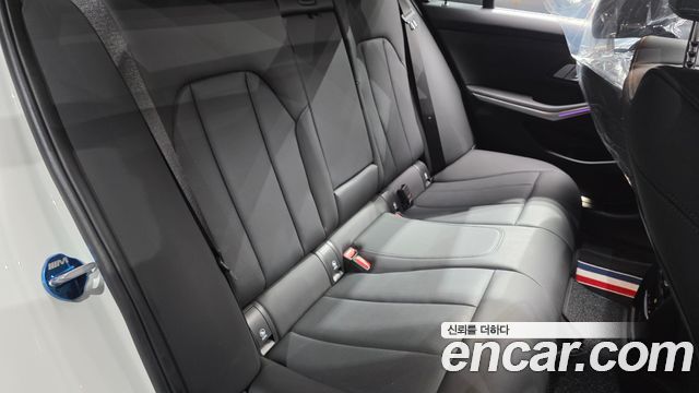 BMW 3-Series 320i