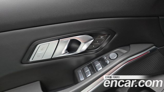 BMW 3-Series 320i