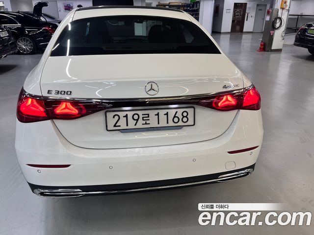 Mercedes-Benz E-Class E300 4MATIC Exclusive