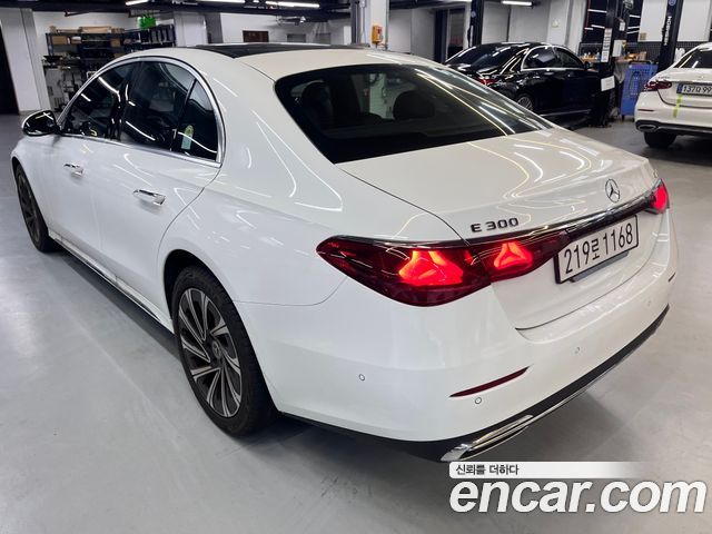 Mercedes-Benz E-Class E300 4MATIC Exclusive