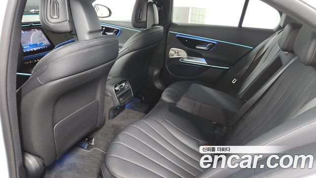 Mercedes-Benz E-Class E300 4MATIC Exclusive