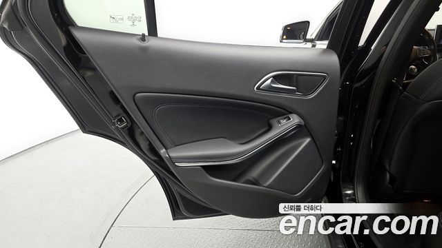 Mercedes-Benz GLA-Class GLA220