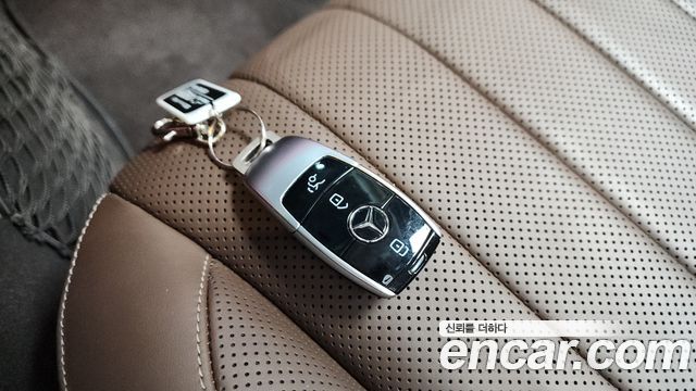 Mercedes-Benz E-Class E300 4MATIC Exclusive