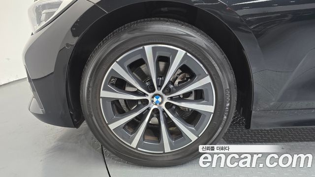 BMW 3-Series 320i