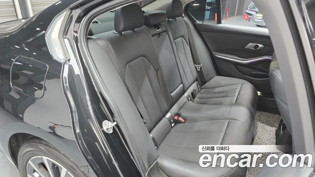BMW 3-Series 320i