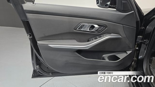 BMW 3-Series 320i