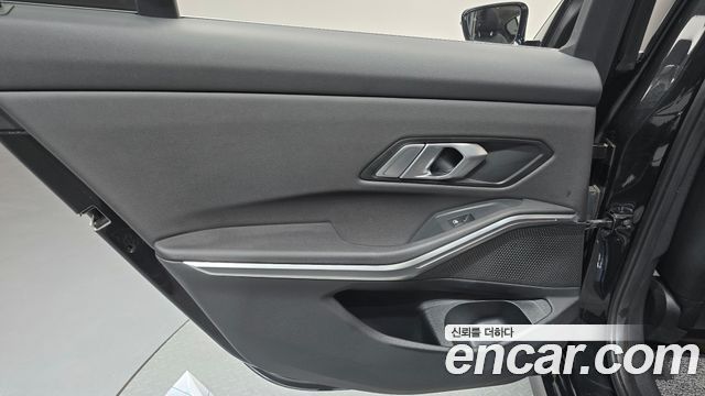 BMW 3-Series 320i