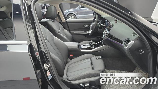 BMW 3-Series 320i