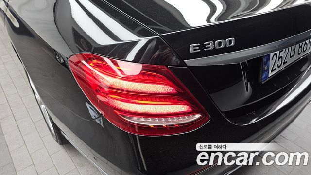 Mercedes-Benz E-Class E300 4MATIC Exclusive