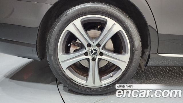 Mercedes-Benz E-Class E300 4MATIC Avnatgarde