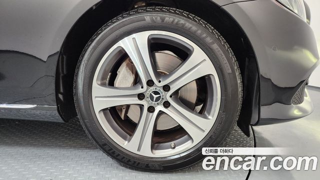 Mercedes-Benz E-Class E300 4MATIC Avnatgarde