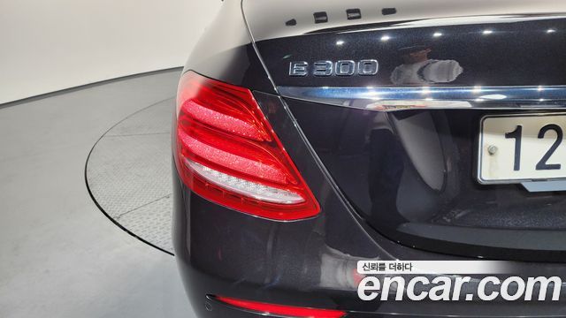 Mercedes-Benz E-Class E300 4MATIC Avnatgarde