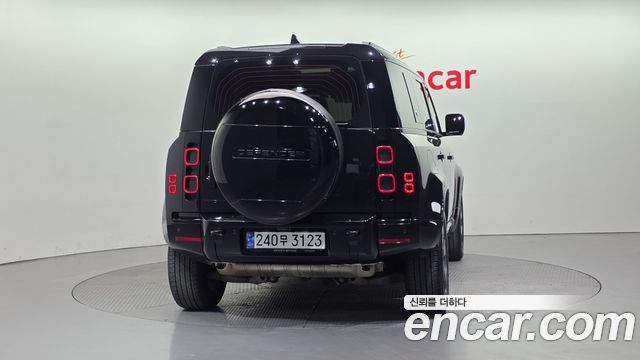 Land Rover Defender 110 P300 X-Dynamic SE