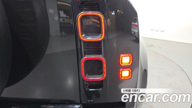 Land Rover Defender 110 P300 X-Dynamic SE