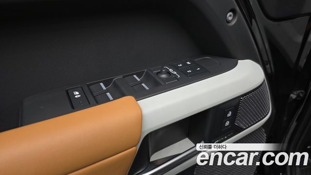 Land Rover Defender 110 P300 X-Dynamic SE