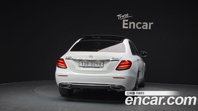 Mercedes-Benz E-Class E300 4MATIC Avnatgarde