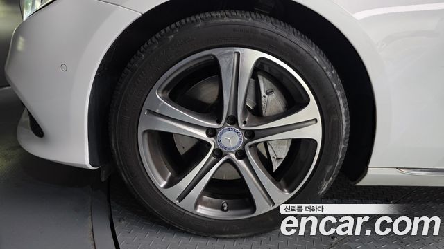 Mercedes-Benz E-Class E300 4MATIC Avnatgarde