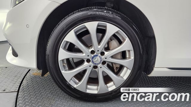 Mercedes-Benz E-Class E300 4MATIC Exclusive