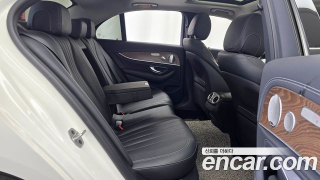 Mercedes-Benz E-Class E300 4MATIC Exclusive
