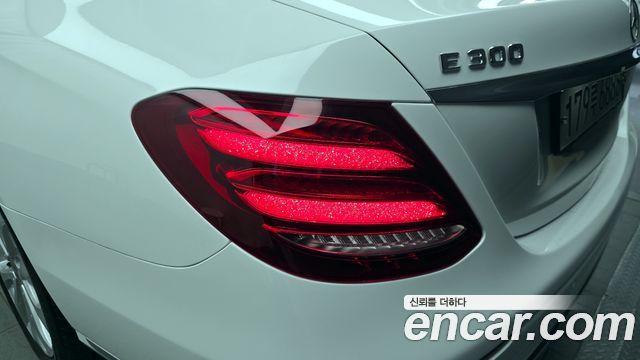 Mercedes-Benz E-Class E300 4MATIC Exclusive