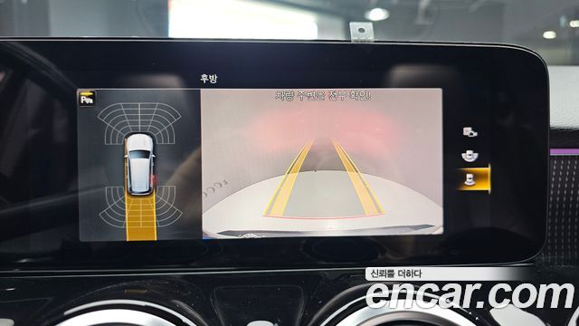 Mercedes-Benz GLB-Class GLB220