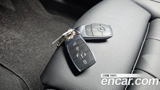 Mercedes-Benz GLB-Class GLB220