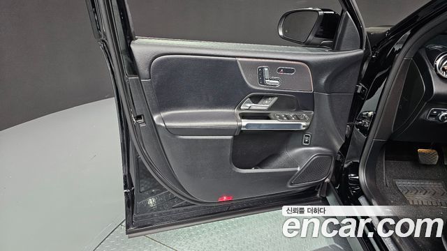 Mercedes-Benz GLB-Class GLB220