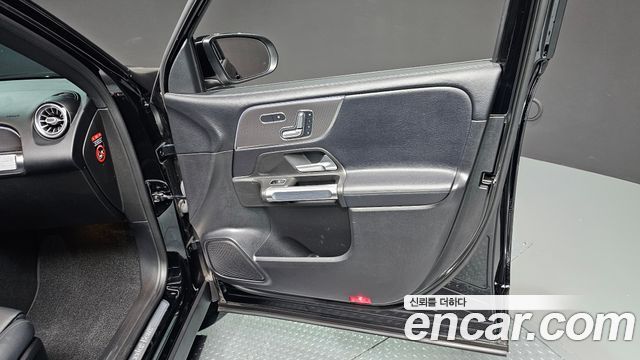 Mercedes-Benz GLB-Class GLB220