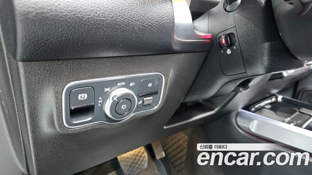 Mercedes-Benz GLB-Class GLB220