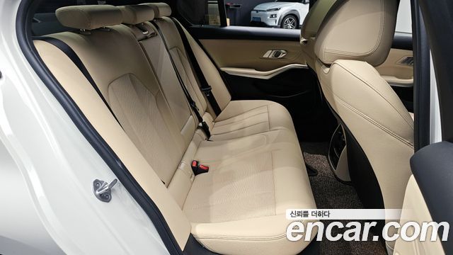 BMW 3-Series 320i