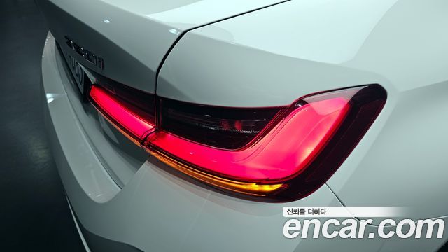 BMW 3-Series 320i